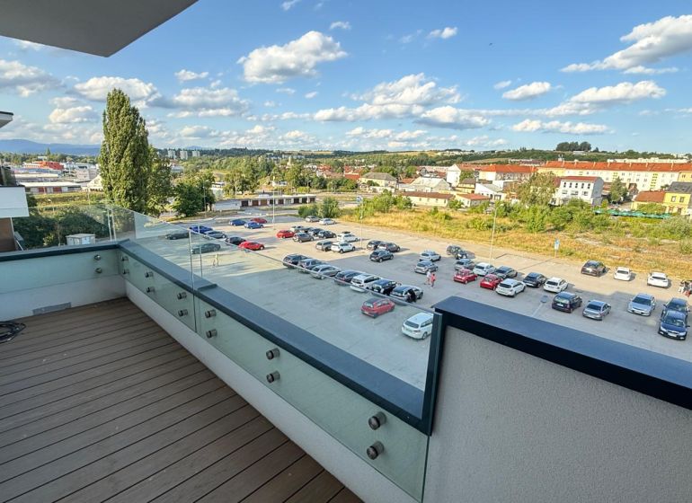 Der Balkon mit einem Boden in Holzoptik bietet einen Blick auf Zvolen, die Kubániho-Straße.
