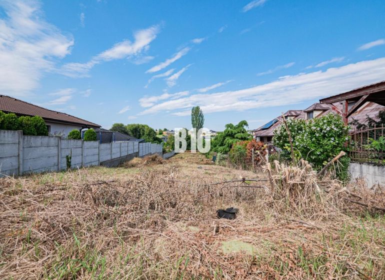 Grundstücke - Wohnen in Nitra, eingezäunt, mit Blick auf den blauen Himmel.
