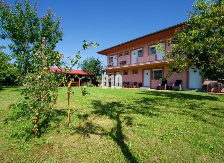 Ein Einfamilienhaus in Podhájska mit einem großen Garten und einem Pavillon zur Entspannung.
