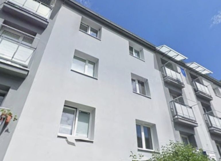 Die Außenansicht des Wohngebäudes in Harmanec, Banská Bystrica, bietet eine 2-Zimmer-Wohnung mit Balkon.