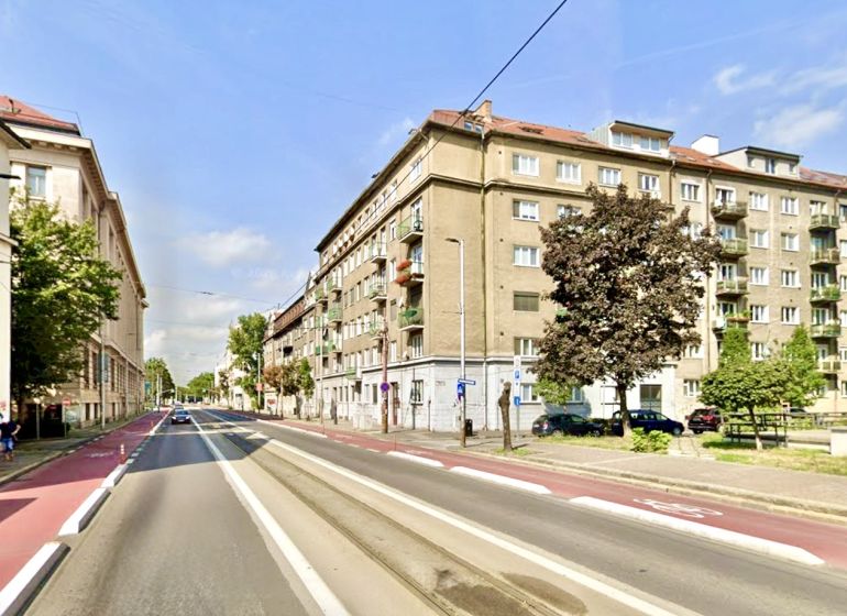 Vajanského nábrežie Straße in Bratislava - Altstadt mit älteren Wohnhäusern.