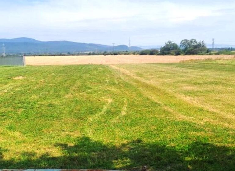 Grundstück in Vybuchanec in Nacina Ves, geeignet zum Wohnen, mit Blick auf die Berge.