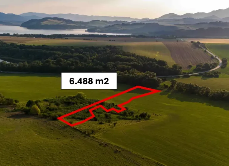 Panorama von besonderen Immobilien in Liptovský Trnovec mit einer Fläche von 6.488 m².