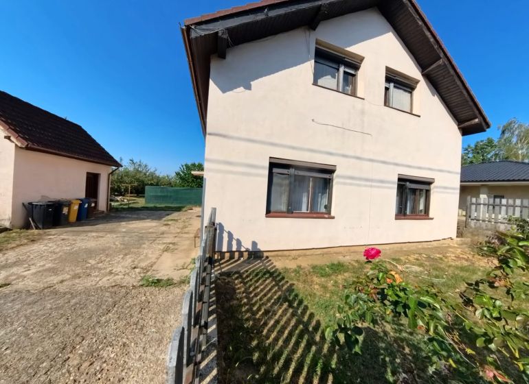 Einfamilienhaus in der Prenosilova-Straße in Mojmírovce mit Vorgarten und Umzäunung.
