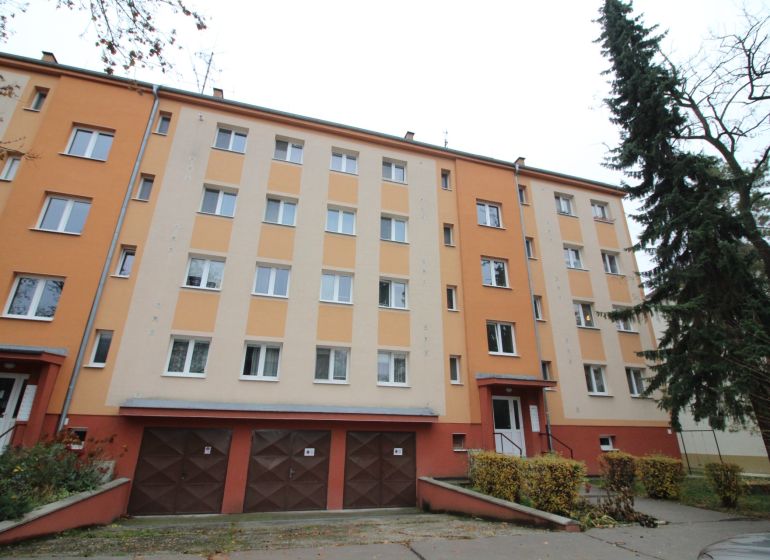 Wohnhaus in Trnava mit bunter Fassade, Garagen und Umgebung mit Bäumen.