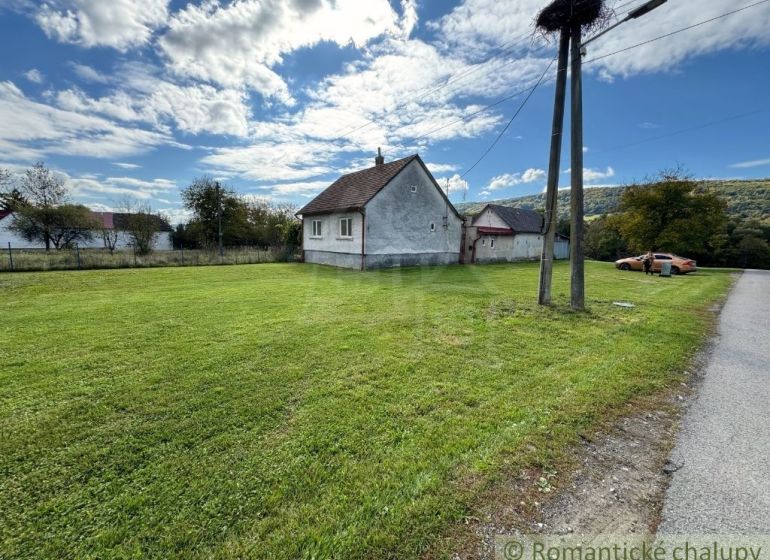 Ein Einfamilienhaus in der Gemeinde Volica mit grünem Rasen, einem Strommast und einem geparkten Auto.