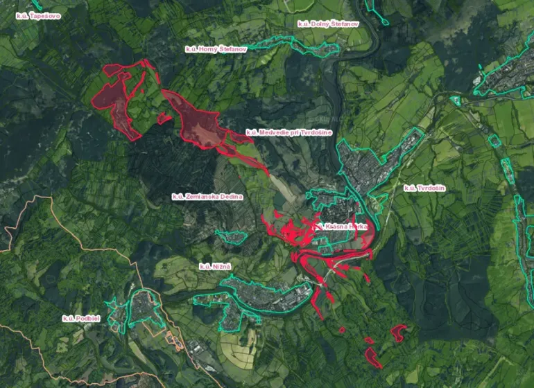 Luftaufnahme von landwirtschaftlichen und forstwirtschaftlichen Flächen in der Region Tvrdošín.