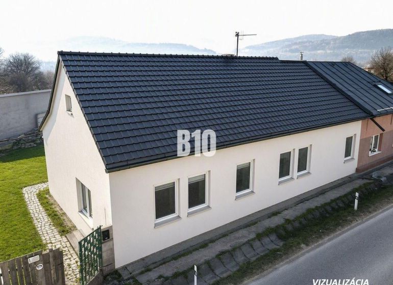 Das Einfamilienhaus in Bytča hat ein schräges Dach und weiße Fassaden.