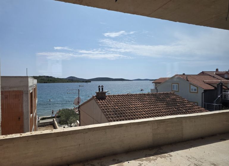 Blick von einer 3-Zimmer-Wohnung in Srima auf das Meer und den Strand unter dem gelben Haus.