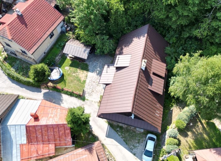 Luftaufnahme eines Ferienhauses in Špania Dolina, Banská Bystrica, umgeben von Grün.