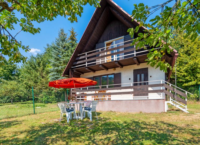 Hütte auf Dubková in Lazy pod Makytou mit Terrasse und Gartenmöbeln.