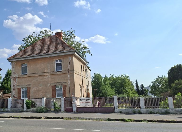 Ein Einfamilienhaus in der Levická-Straße in Vráble mit einer älteren Ziegelfassade.