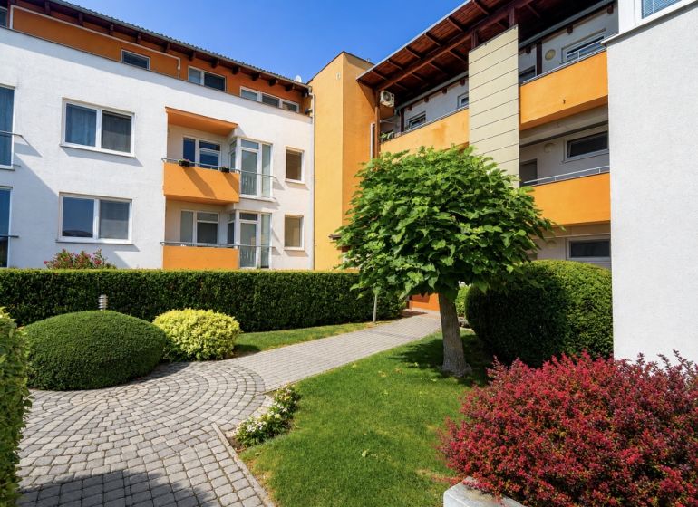 Ein Wohnhaus in der Kirschstraße in Chorvátsky Grob, umgeben von gepflegtem Grün.