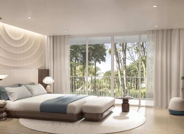 Helles Schlafzimmer in einer 2-Zimmer-Wohnung mit großen Fenstern und Holzboden.