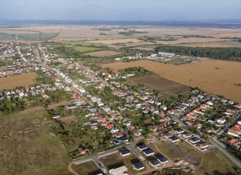 Luftaufnahme von landwirtschaftlichen und forstwirtschaftlichen Flächen in Križovany nad Dudváhom mit dem Dorf.