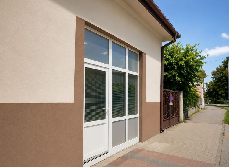Gewerbeflächen in der Fučíkova-Straße in Sládkovičovo mit verglasten Türen.