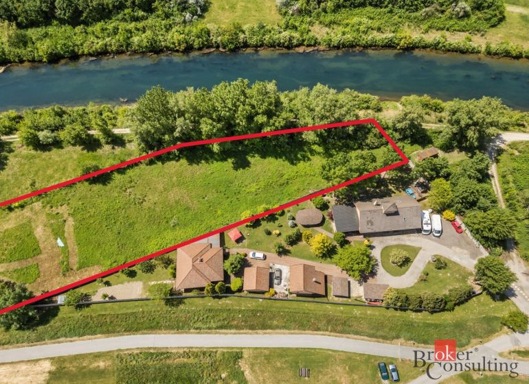 Luftaufnahme von Erholungsgrundstücken in Hamuliakovo am Fluss, umgeben von Grün.