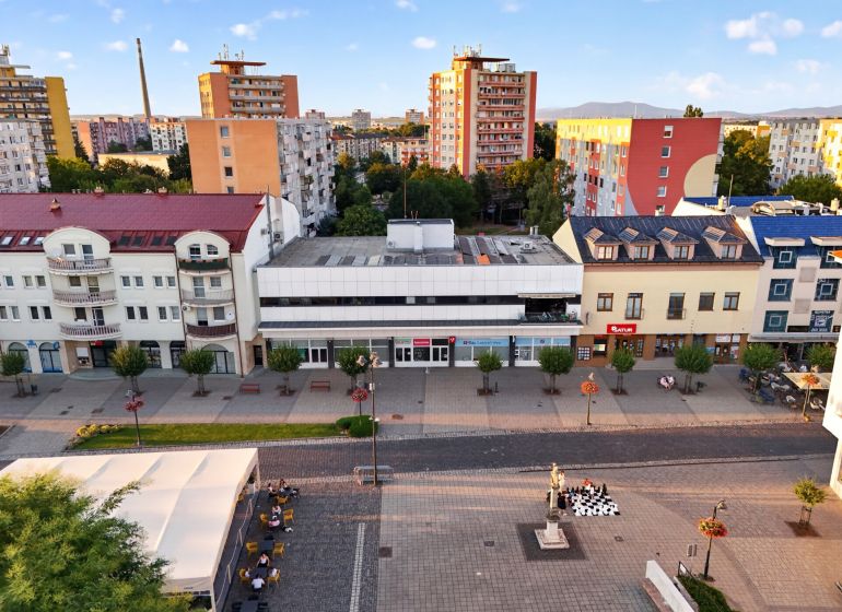 Ein Blick auf die Geschäftsräume in der M.R. Štefánika-Straße in Topoľčany.