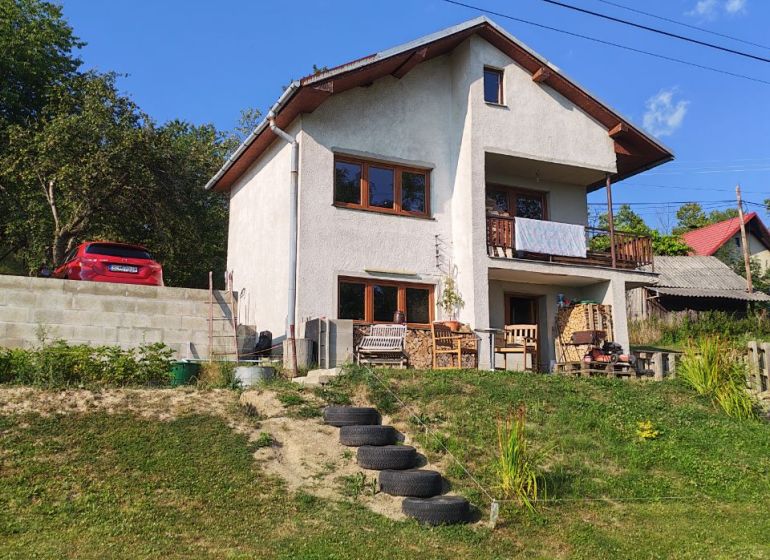 Das Einfamilienhaus in der Pivnička-Straße 430 in Hriňová am Hang, mit Treppen aus Reifen.