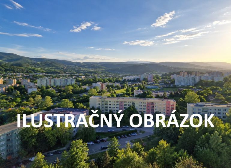 Einblick in eine Einzimmerwohnung in Banská Bystrica mit Panoramablick auf die Umgebung.