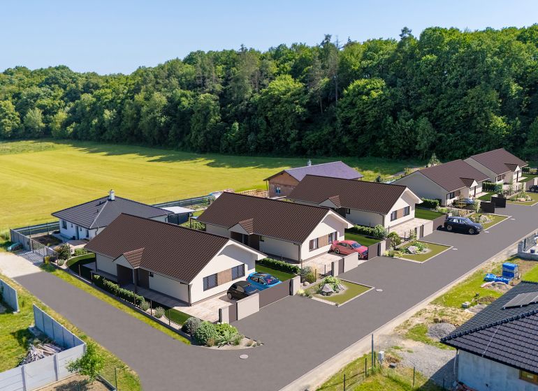 Einfamilienhäuser in der Straße Tuchyňa im Dorf Tuchyňa, umgeben von Wald und Feld.