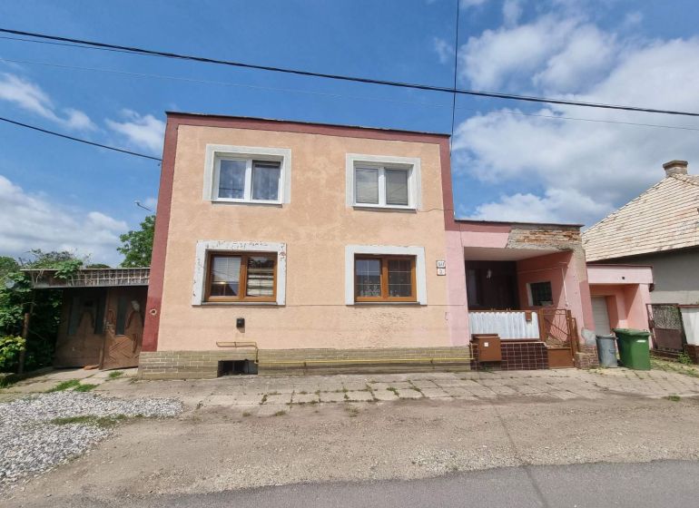 Einfamilienhaus in der Šípošová-Straße in Šahy mit zweistöckiger Fassade und Garage.