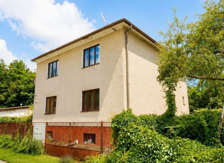 Ein Einfamilienhaus in der Straße Pod Laščeky in Žilina, umgeben von grüner Vegetation.