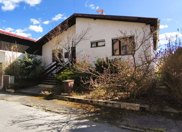 Einfamilienhaus in der Ľ. Štúr-Straße in Veľký Krtíš mit reichlich Grün und einer Garage.