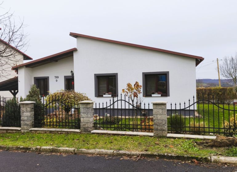 Einfamilienhaus in der Vinohradnícka-Straße in Veľký Krtíš mit Vorgarten und Zaun.