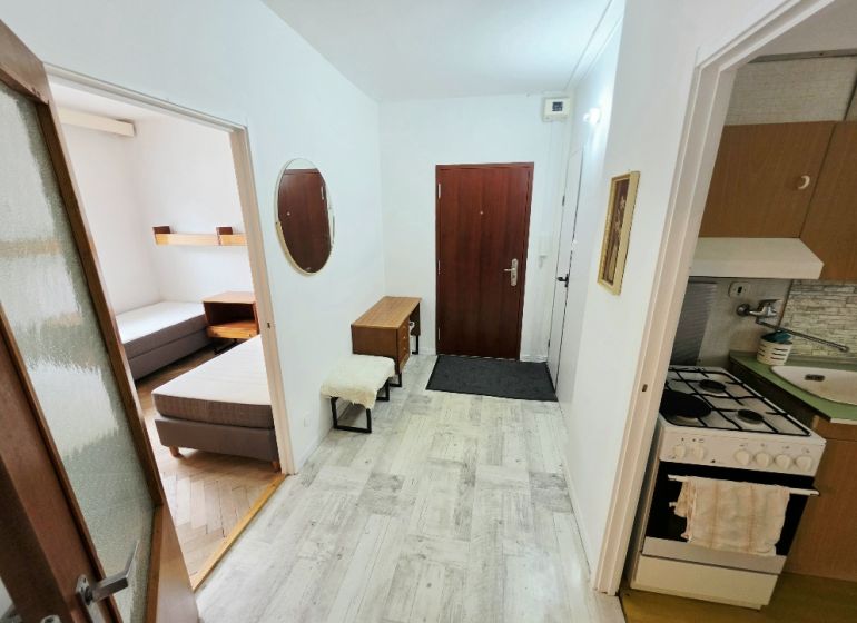 Eingangsbereich einer 3-Zimmer-Wohnung mit Küchenzeile und Blick ins Schlafzimmer.