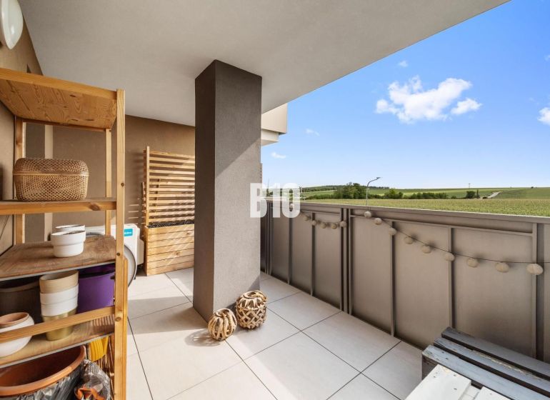 Balkon in einer 4-Zimmer-Wohnung in Nitra mit Blick auf die umliegende Landschaft.