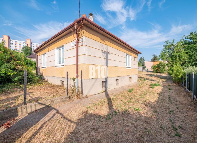 Ein Einfamilienhaus in Nitra mit einer grasbewachsenen Umgebung, daneben führt ein schmaler Weg.