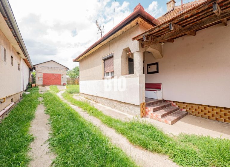 Ein Einfamilienhaus in Nitra mit einem Nebengebäude und einem kleinen Hof.