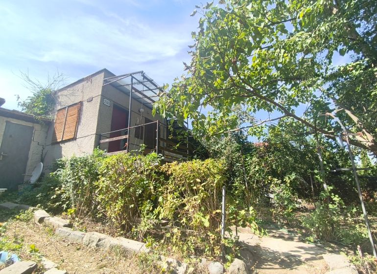Gärten in Lučenec mit Gartenhaus und Bäumen, ideal zum Entspannen und Anbauen.