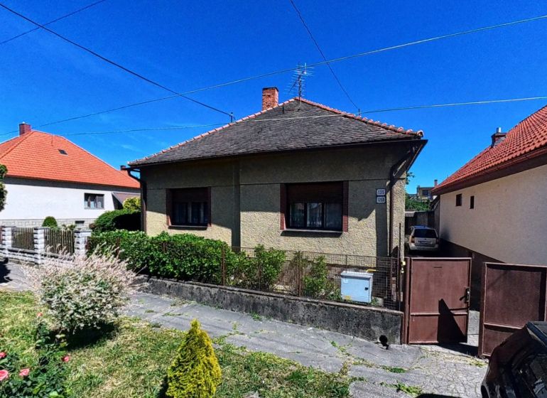 Einfamilienhaus in der Sládkovičova 135 in Zlaté Moravce, mit Garten und Auto.