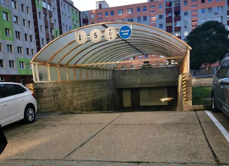 Garagen auf der Rajecká-Straße in Bratislava - Vrakuňa vor Wohnhäusern mit Autos.
