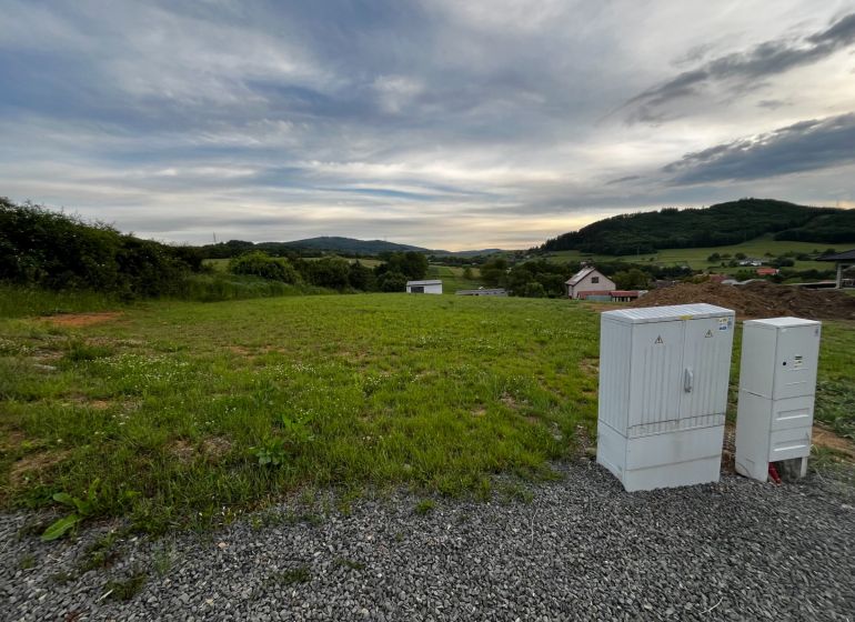Grundstücke - Wohnen in Stožok mit Blick auf Hügel und grüne Wiesen.
