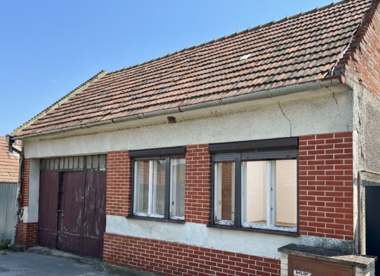 Einfamilienhaus in Dolné Orešany in der Straße Dolné Orešany, mit roter Ziegelfassade.
