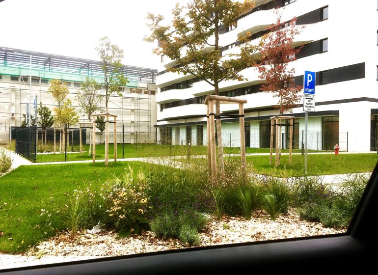 2-Zimmer-Wohnung, Údernícka Straße, Bratislava - Petržalka, Außenbereich, Grünfläche, Parkplatz.
