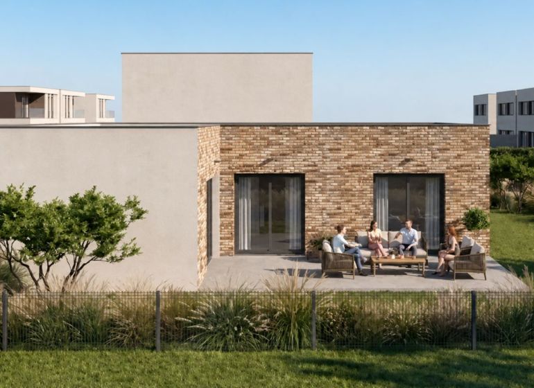 Ein Einfamilienhaus in Poprad mit einer Terrasse, wo sich die Leute im Garten treffen, um zusammenzusitzen.