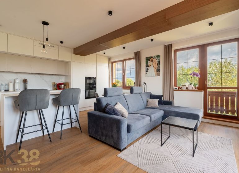 Wohnzimmer mit Küche, Holzboden, 2-Zimmer-Wohnung.