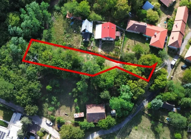 Luftaufnahme eines Grundstücks in den Gärten von Kolačna, umgeben von Grünflächen und Immobilien.