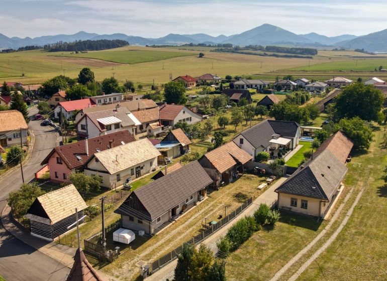 Žabokreky: Panorama von Einfamilienhäusern mit ländlichem Charakter und Hügeln im Hintergrund.
