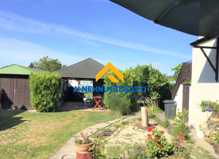 Gartenpavillon und Gartenarbeiten im Garten eines Einfamilienhauses in Veľký Meder.