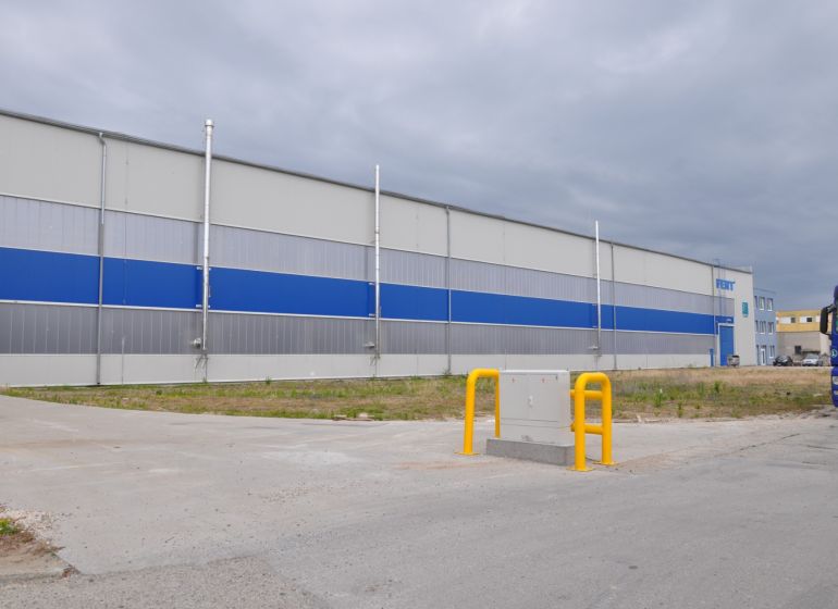 Produktionsräume in der Priemyselna-Straße in Galanta mit blau-grauem Design und einem Lastwagen.