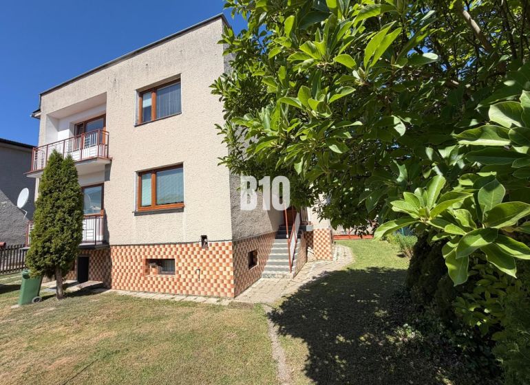 Ein Einfamilienhaus in Kláštor pod Znievom mit Grünflächen und einem Balkon, eingebettet in einen geräumigen Garten.