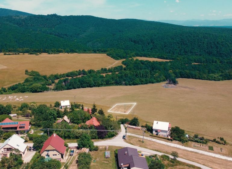 Ländlicher Blick auf Baugrundstücke in Podhradí, umgeben von Wäldern und Wiesen.