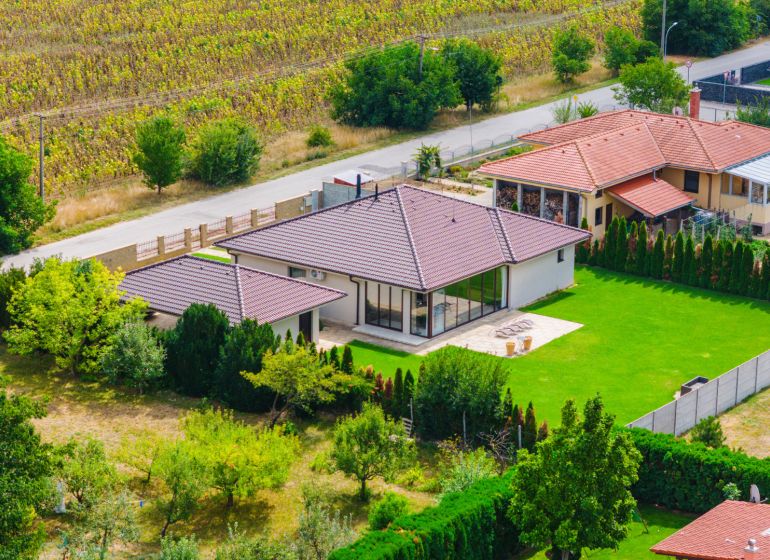 Einfamilienhaus in der Družstevná-Straße in Vráble mit gepflegtem Garten und Umgebung.