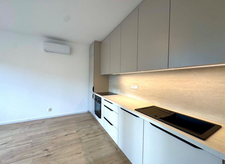 Küche mit Holzboden in einer 3-Zimmer-Wohnung.