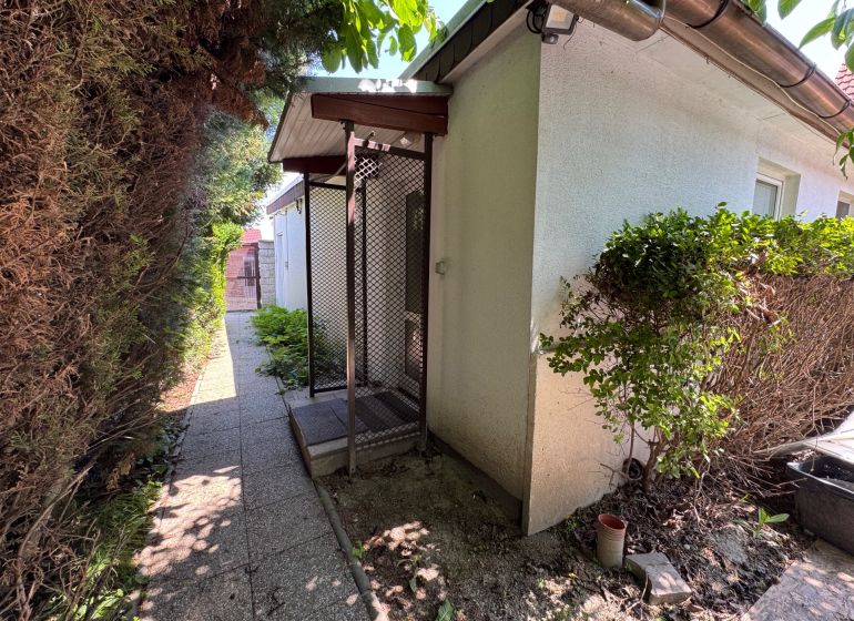 Einfamilienhaus in der Senna-Straße in Bratislava - Ružinov, seitlicher Garten mit Gehweg.